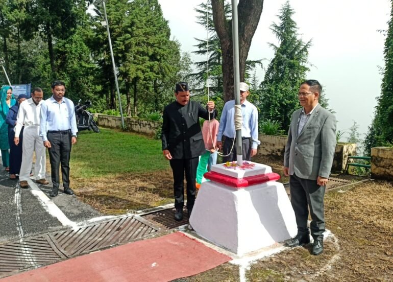 गढ़वाल मंडल कार्यालय में ध्वजारोहण, वीर शहीदों के बलिदान को किया स्मरण