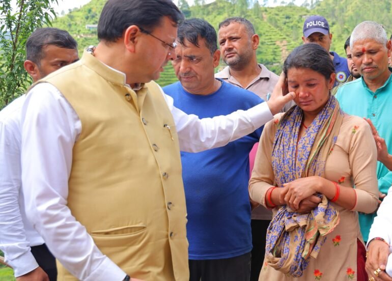 पौड़ी : सैंजी पहुंचे मुख्यमंत्री धामी, प्रभावितों को दिया मदद का भरोसा
