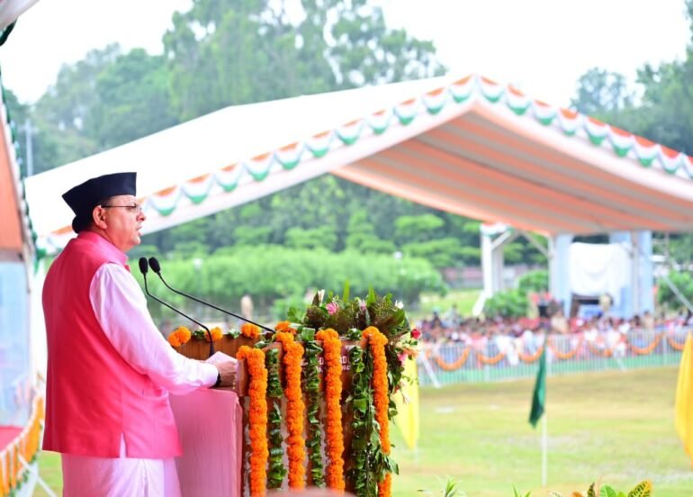 मुख्यमंत्री धामी ने देहरादून में फहराया तिरंगा, धराली आपदा मृतकों की दी श्रद्धांजलि