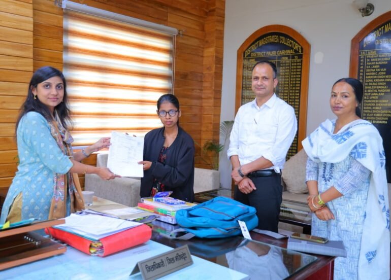 राधिका की पढ़ाई बनी आसान, जिलाधिकारी की पहल से मिला नया सहारा