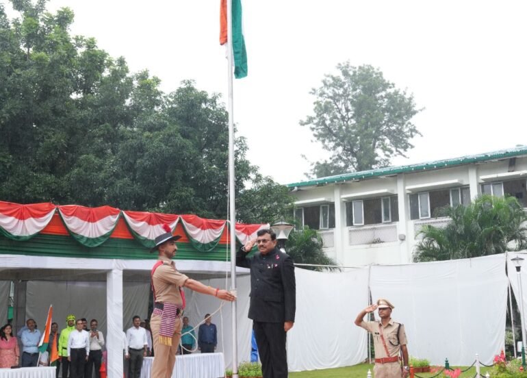 मुख्य सचिव आनन्द बर्द्धन ने सचिवालय में ध्वजारोहण किया