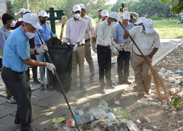 सूचना एवं प्रसारण मंत्रालय द्वारा ‘स्वच्छता ही सेवा’ अभियान के तहत श्रमदान का आयोजन