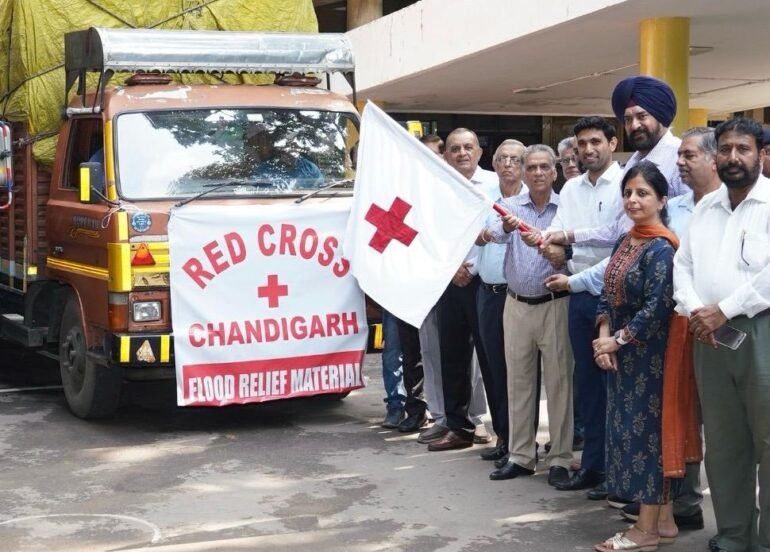 हिंदू पर्व महासभा द्वारा पंजाब के बाढ़ पीड़ितों के लिए एकत्र राहत सामग्री को डीसी ने झंडी दिखा कर रवाना किया