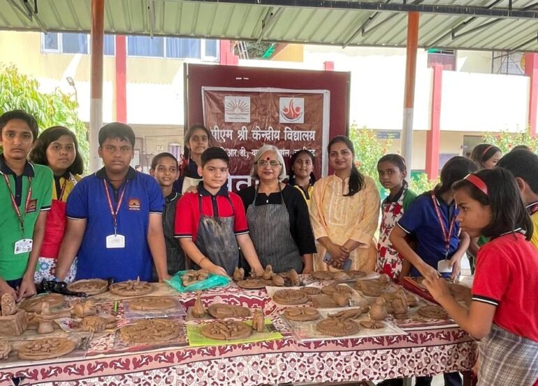 पीएमश्री केंद्रीय विद्यालय में क्ले मॉडलिंग वर्कशॉप में गुरमीत गोल्डी ने बच्चों को दी कला की जानकारी