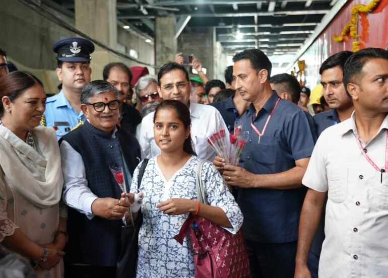 पंजाब के राज्यपाल गुलाब चंद कटारिया ने चंडीगढ़ में उदयपुर-चंडीगढ़ नई सुपरफास्ट ट्रेन का स्वागत किया