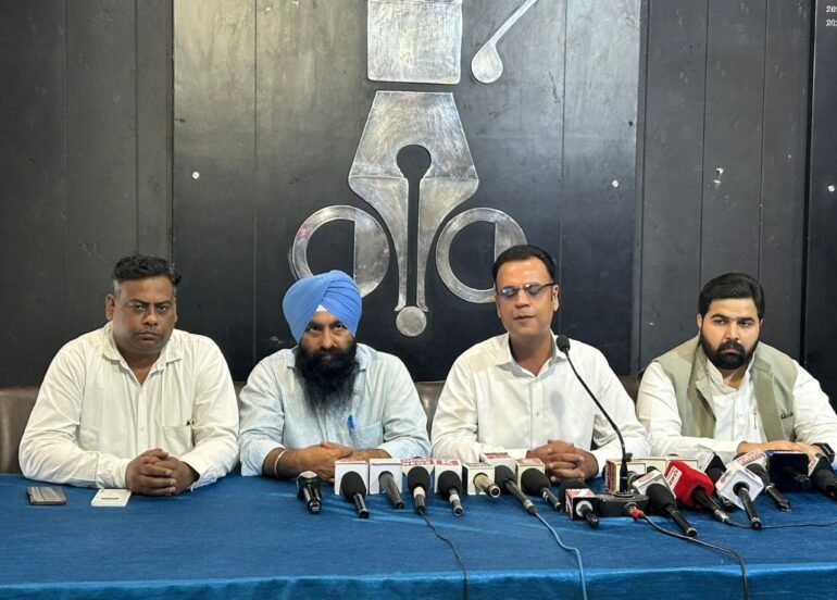 देश में पहली बार: बिल्डर ने लौटाए ग्राहकों के पैसे