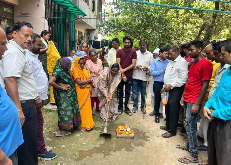 सुंदर नगर में घरों के चारों ओर पीसीसी टाइलें लगाने का कार्य शुरु