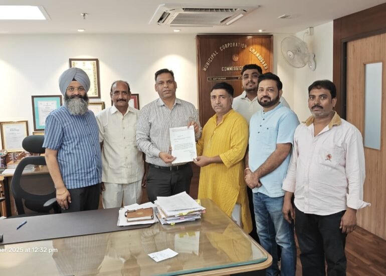 खस्ताहाल सड़कों की समस्या को लेकर मनीमाजरा के दुकानदार मिले निगम आयुक्त से