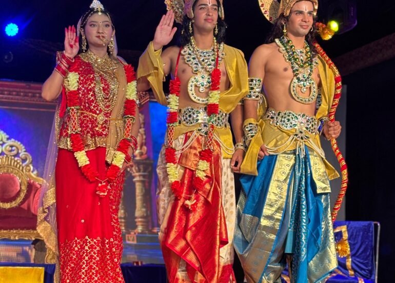 श्रीराम ने उठाया शिव धनुष पंडाल में गूंज उठे जयकारे