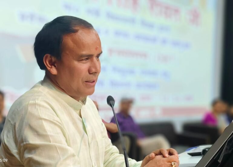 चमोली: छात्रों से कार धुलवाने वाले शिक्षक निलंबित, जांच अधिकारी करेंगे रिपोर्ट