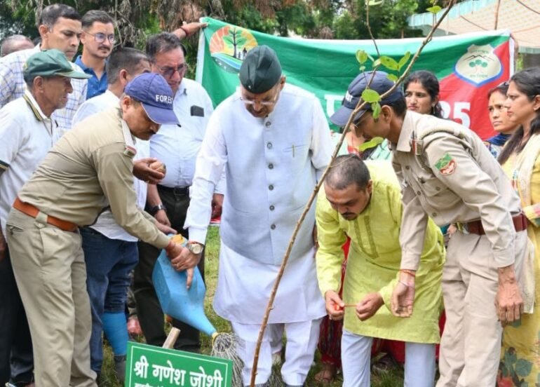 सेवा पर्व के अंतर्गत कैबिनेट मंत्री गणेश जोशी ने वृक्षारोपण कर पर्यावरण संरक्षण का दिया संदेश