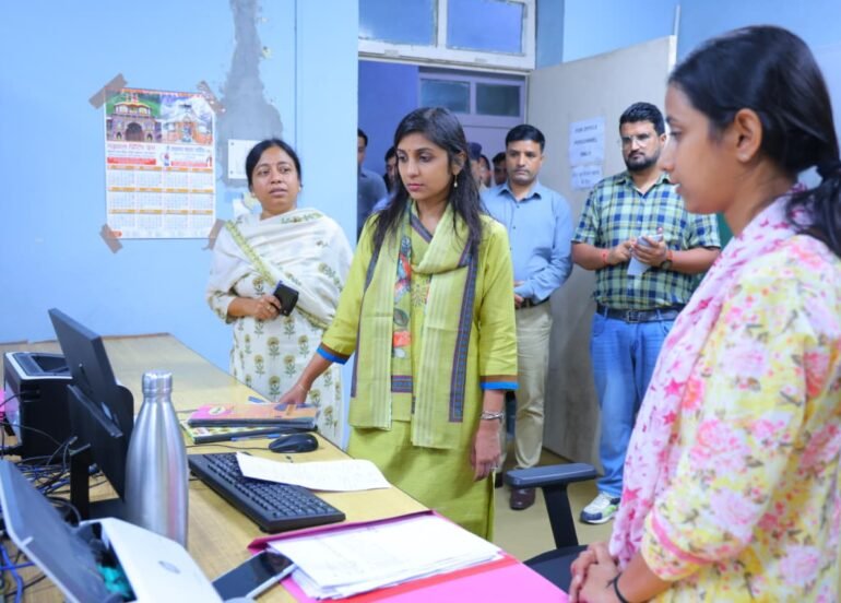 जिलाधिकारी ने किया कोषागार का किया अर्द्धवार्षिक निरीक्षण