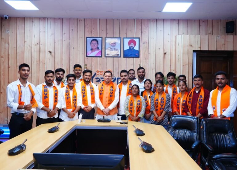 मुख्यमंत्री पुष्कर सिंह धामी से मिले अखिल भारतीय विद्यार्थी परिषद के सदस्य