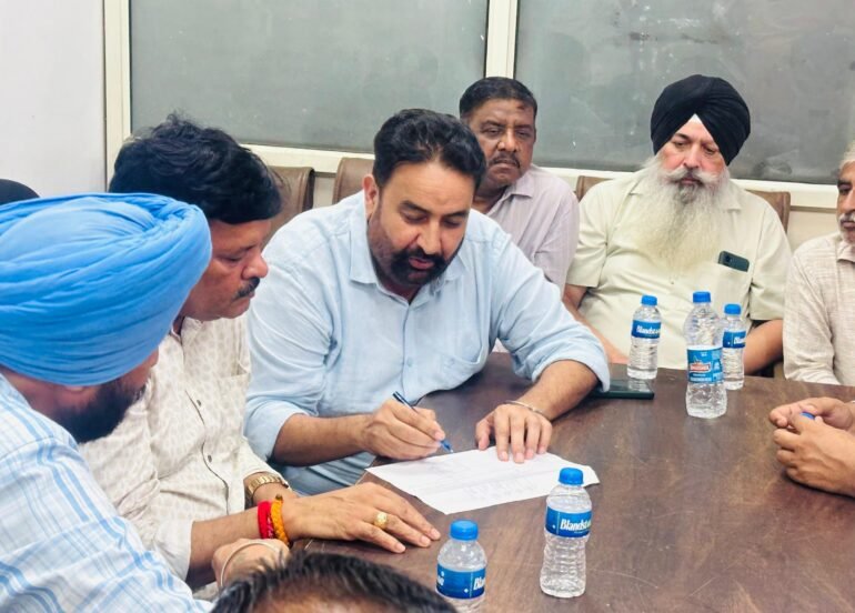 गाँव दरिया में पानी की भारी दिक्कत को लेकर किया जाने वाला रोष प्रदर्शन आश्वासन मिलने पर स्थगित किया