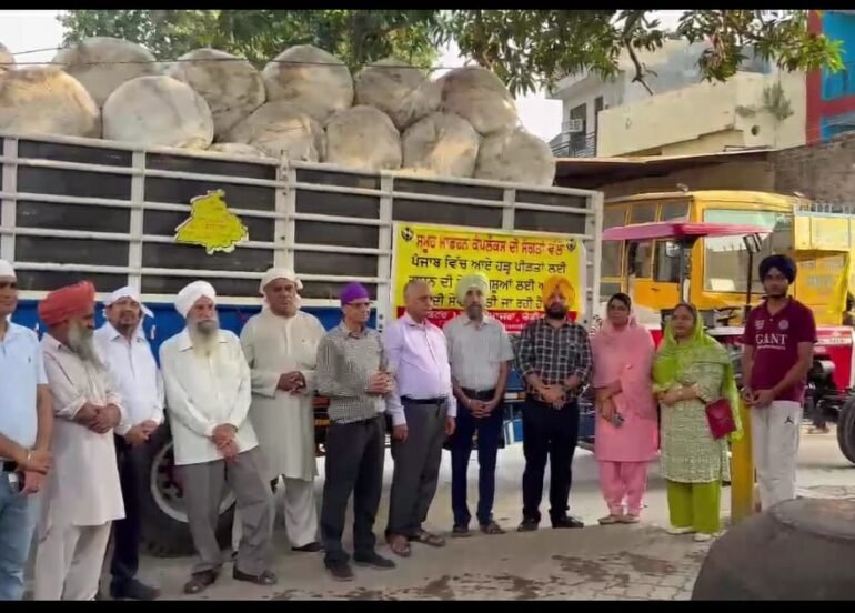 मनीमाजरा के निवासियों ने बाढ़ प्रभावित पंजाब में पशुओं के लिए चारे की सेवा की