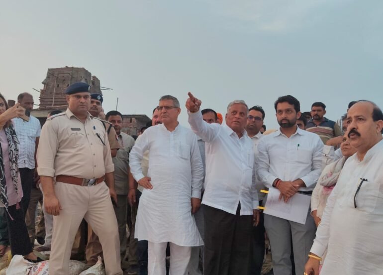 केंद्रीय रेल एवं जल शक्ति राज्य मंत्री वी. सोमन्ना ने यमुनानगर में यमुना नदी के तट पर हुए भूमि कटाव का जायजा लिया