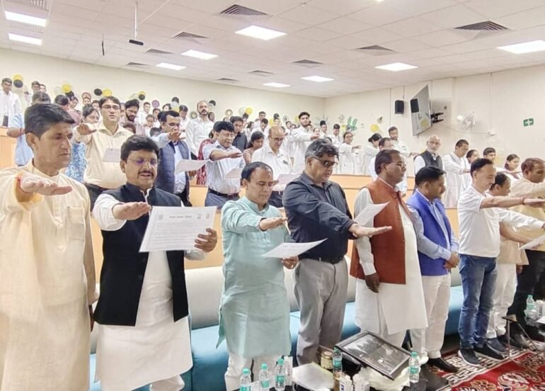स्वास्थ्य मंत्री डा. रावत ने दिलाई मेडिकल छात्रों को चरक शपथ