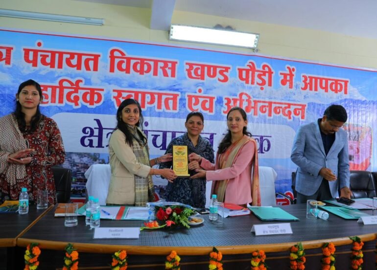 जिलाधिकारी ने बीडीसी बैठकों में योजनाओं की जानकारी आमजन तक पहुँचाने के दिए निर्देश