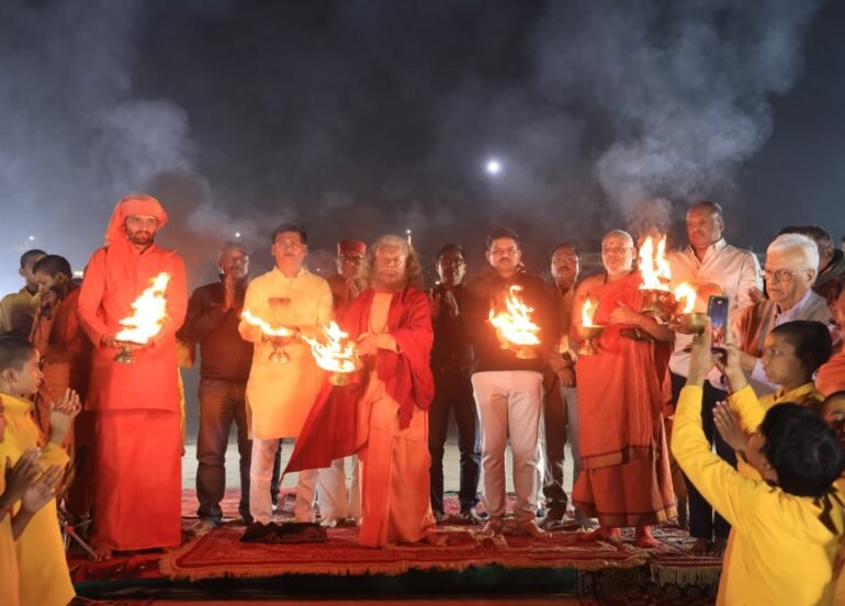 परमार्थ संगम घाट पर दिव्य गंगा आरती, वातावरण आध्यात्मिक ऊर्जा से आलोकित