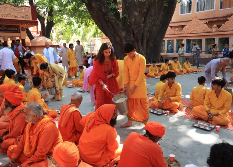 परमार्थ निकेतन में दीपों की जगमगाहट के बीच मनाया गया दिव्य दीपोत्सव