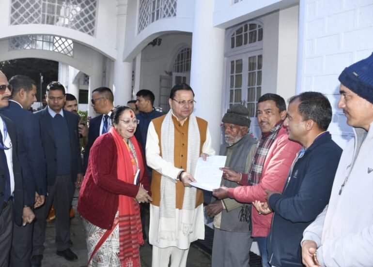 नैनीताल में जनता से मिले मुख्यमंत्री धामी, समस्याएं सुनीं