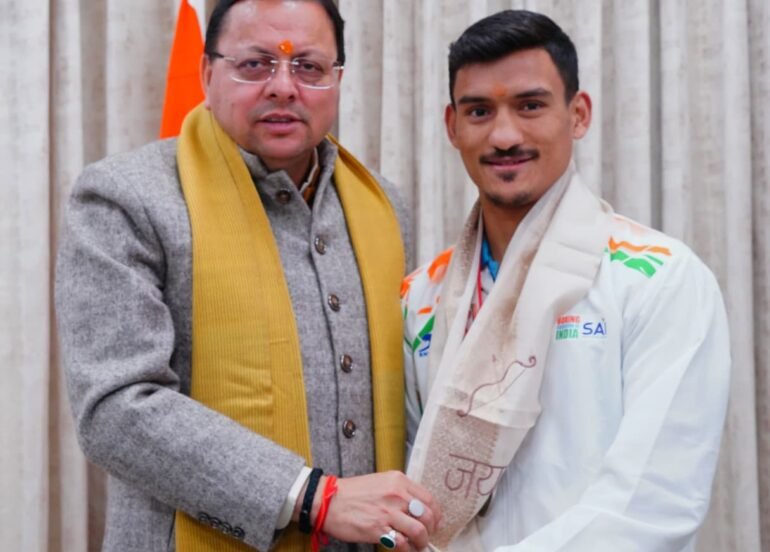 अंतरराष्ट्रीय मुक्केबाज पवन बर्त्वाल ने सीएम से की मुलाकात