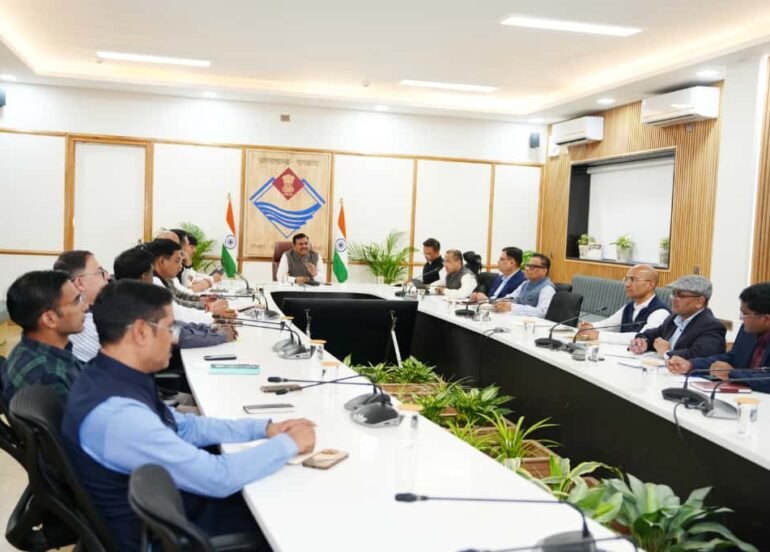 मुख्य सचिव ने जिलों के विकास कार्यों की समीक्षा की।