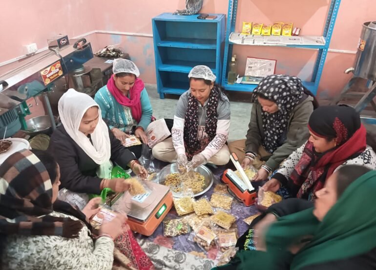 मोटे अनाजों से आत्मनिर्भर बन रहीं आस्था स्वयं सहायता समूह की महिलाएं।