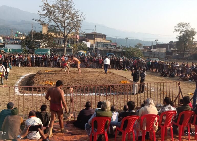 बसंत उत्सव में दंगल प्रतियोगिता का शुभारंभ, पहलवानों ने दिखाया दमखम।