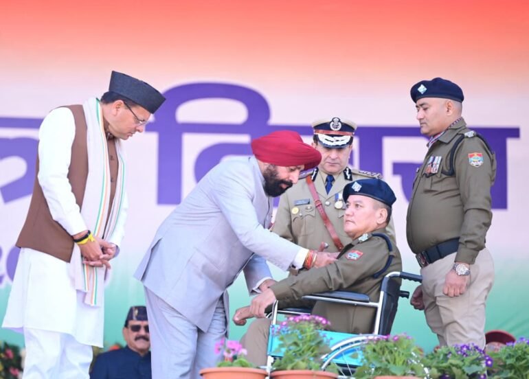 गणतंत्र दिवस पर परेड ग्राउंड में फहराया तिरंगा, उत्कृष्ट सेवाओं का सम्मान।