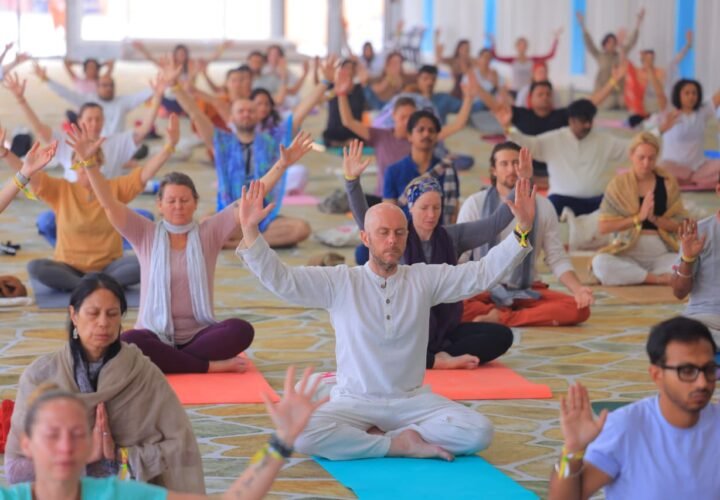 ऋषिकेश में इंटरनेशनल योग फेस्टिवल 2026 का शुभारंभ, 80 से अधिक देशों के 1500 योग साधक पहुंचे
