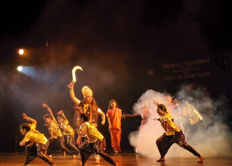 “शक्ति – द बर्निंग साइलेंस” ने जीता दर्शकों का दिल, टैगोर थिएटर में गूंजा सशक्त संदेश