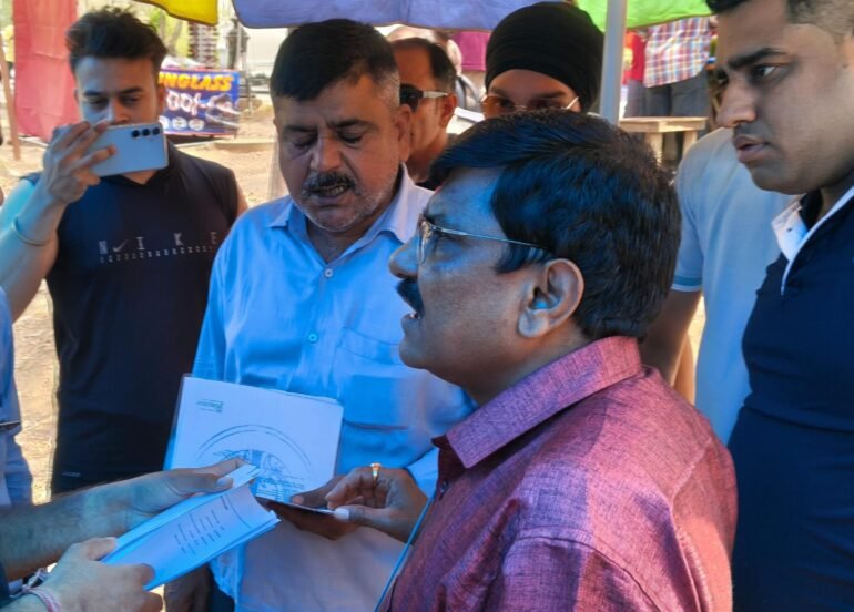 बिना टैक्स व परमिट वाहन पर कार्रवाई, मौके पर काटा चालान