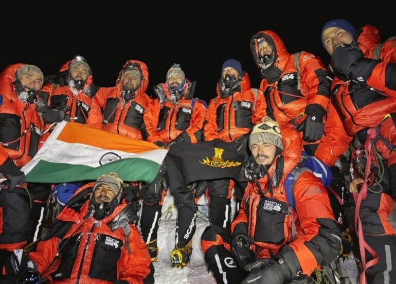 देवभूमि के जवानों का कमाल, 20 दिनों में माउंट एवरेस्ट पर लहराया तिरंगा