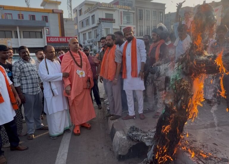 14 गौ रक्षकों को सुनाई गई उम्रकैद के विरोध में गौ रक्षा परिषद का रोष प्रदर्शन