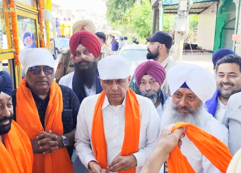 सांसद मनीष तिवारी ने टेका माथा, गुरुद्वारा प्रबंधक कमेटी ने सरोपा भेंट कर किया सम्मानित