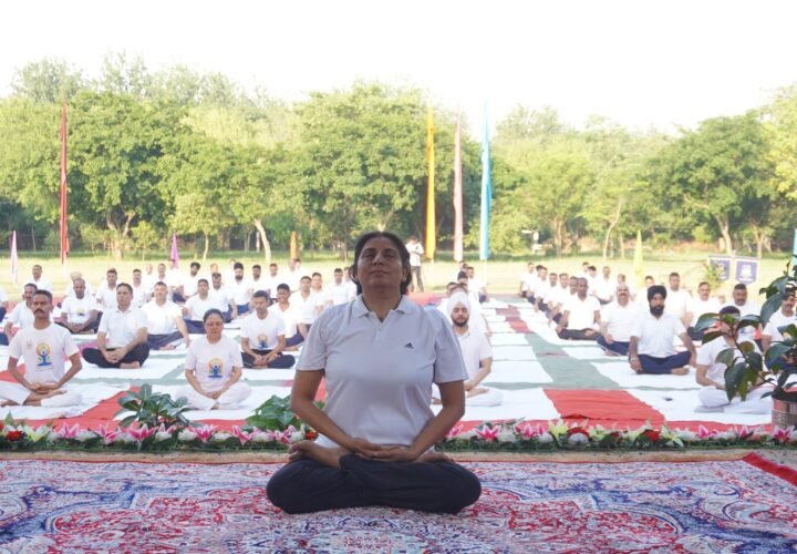 कमांडेंट कमल सिसोदिया ने अधिकारियों एवं जवानों को योगासन, प्राणायाम तथा माइंड योग का अभ्यास कराया