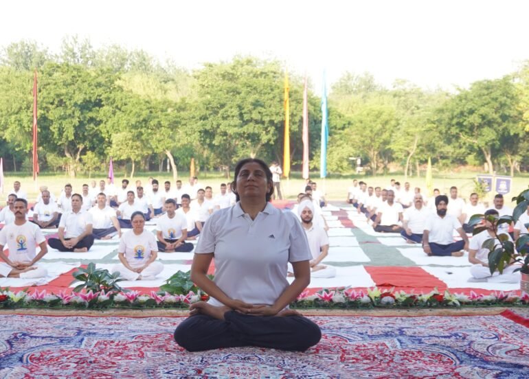 कमांडेंट कमल सिसोदिया ने अधिकारियों एवं जवानों को योगासन, प्राणायाम तथा माइंड योग का अभ्यास कराया