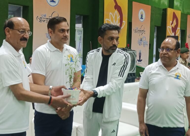 देहरादून बना योगमय, अंतर्राष्ट्रीय योग दिवस पर हजारों लोगों ने किया सामूहिक योग