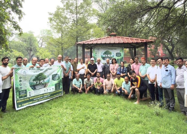 हिमाचल महासभा द्वारा भारी बारिश के बीच पौधारोपण अभियान का आयोजन : विभिन्न प्रजातियों के 120 पौधे रोपे