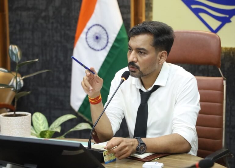 जनसमस्याओं के निस्तारण में लापरवाही बर्दाश्त नहीं, जिलाधिकारी ने सुनीं 164 शिकायतें
