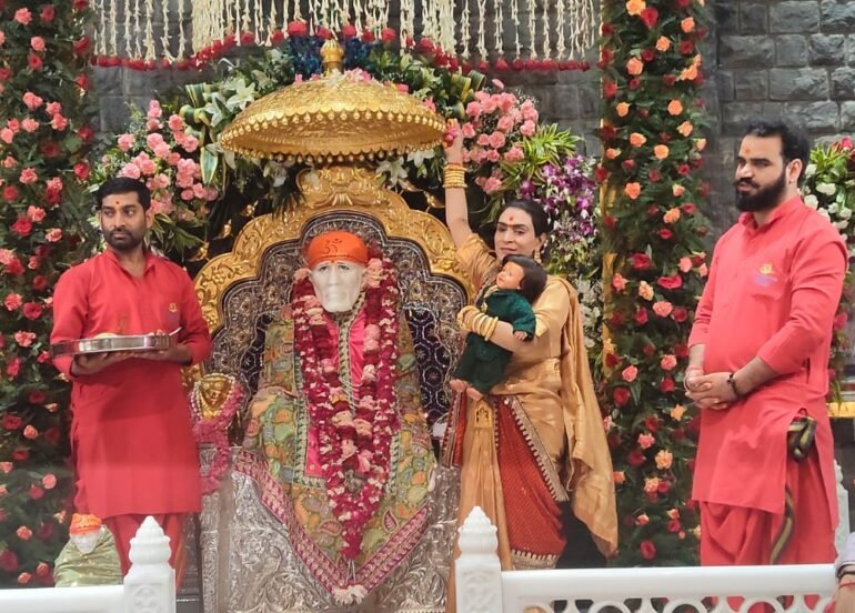 गुरु पूर्णिमा पर किन्नर समाज ने साईं बाबा को सोने का छत्र किया अर्पित