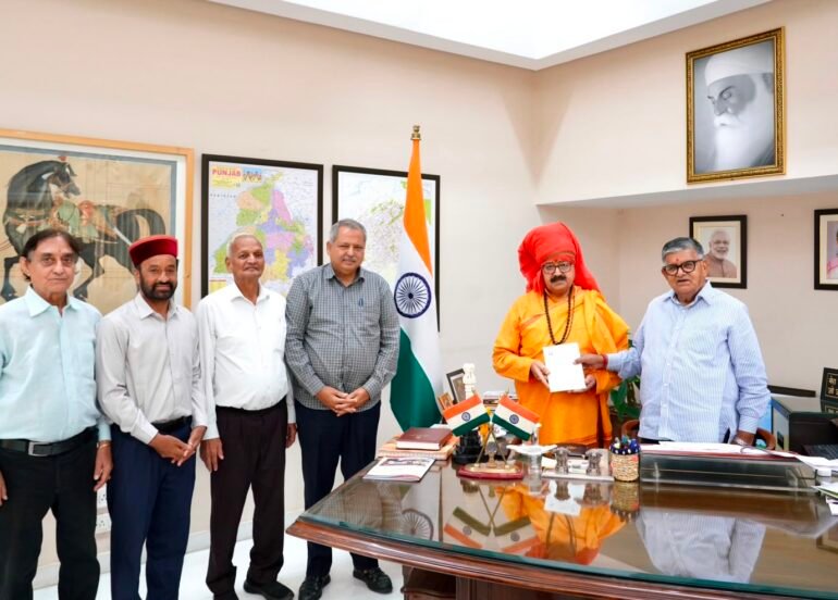 श्री महावीर मन्दिर मुनि सभा ने गुलाब चंद कटारिया को श्री 108 मुनि गौरवानन्द गिरि जी महाराज की 39वीं पुण्य बरसी समारोह का निमंत्रण दिया