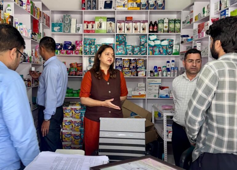 देहरादून में मेडिकल स्टोरों पर ड्रग विभाग की बड़ी कार्रवाई, कई दुकानें बंद, एक्सपायरी दवाइयां जब्त