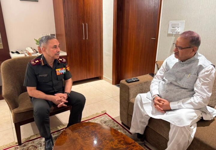 सीडीएस जनरल एनएस राजा सुब्रमणि से वार्ता करते सैनिक कल्याण मंत्री गणेश जोशी