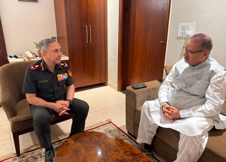 सीडीएस जनरल एनएस राजा सुब्रमणि से वार्ता करते सैनिक कल्याण मंत्री गणेश जोशी