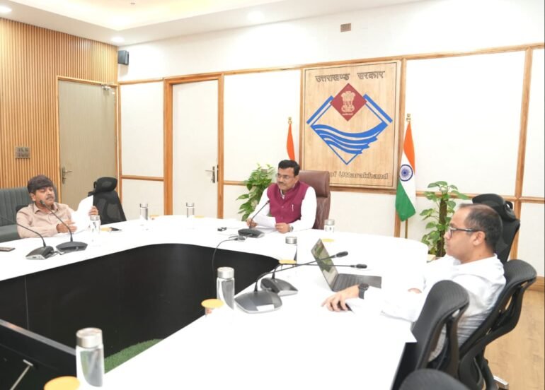 मुख्य सचिव आनन्द बर्द्धन ने जिलाधिकारियों के साथ समीक्षा बैठक की