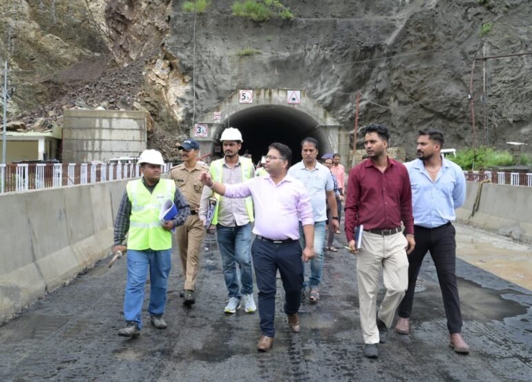 जिलाधिकारी विशाल मिश्रा ने किया टनल का निरीक्षण; टनल पूरी तरह सुरक्षित