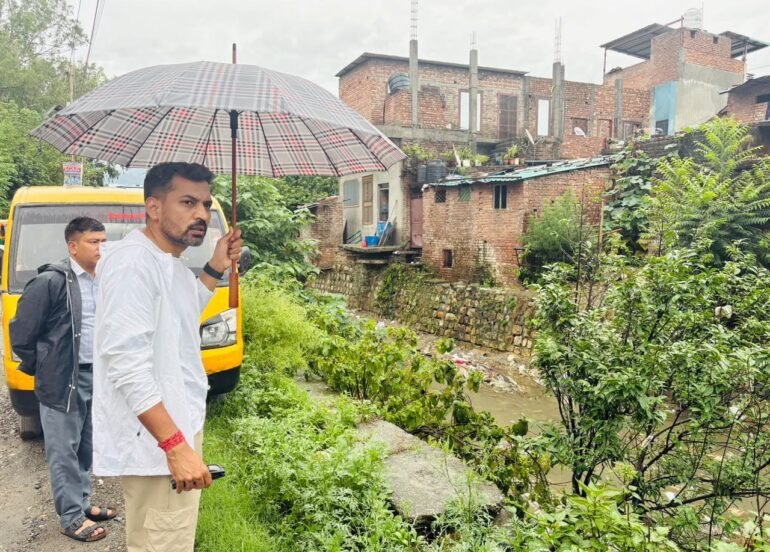 भारी बारिश के बीच ग्राउंड जीरो पर उतरे डीएम;