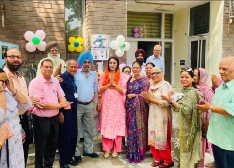 यंग फ्रैंड्स फॉरएवर ने सैक्टर 40 के कम्युनिटी सैंटर को यूवी युक्त वाटर कूलर भेंट किया